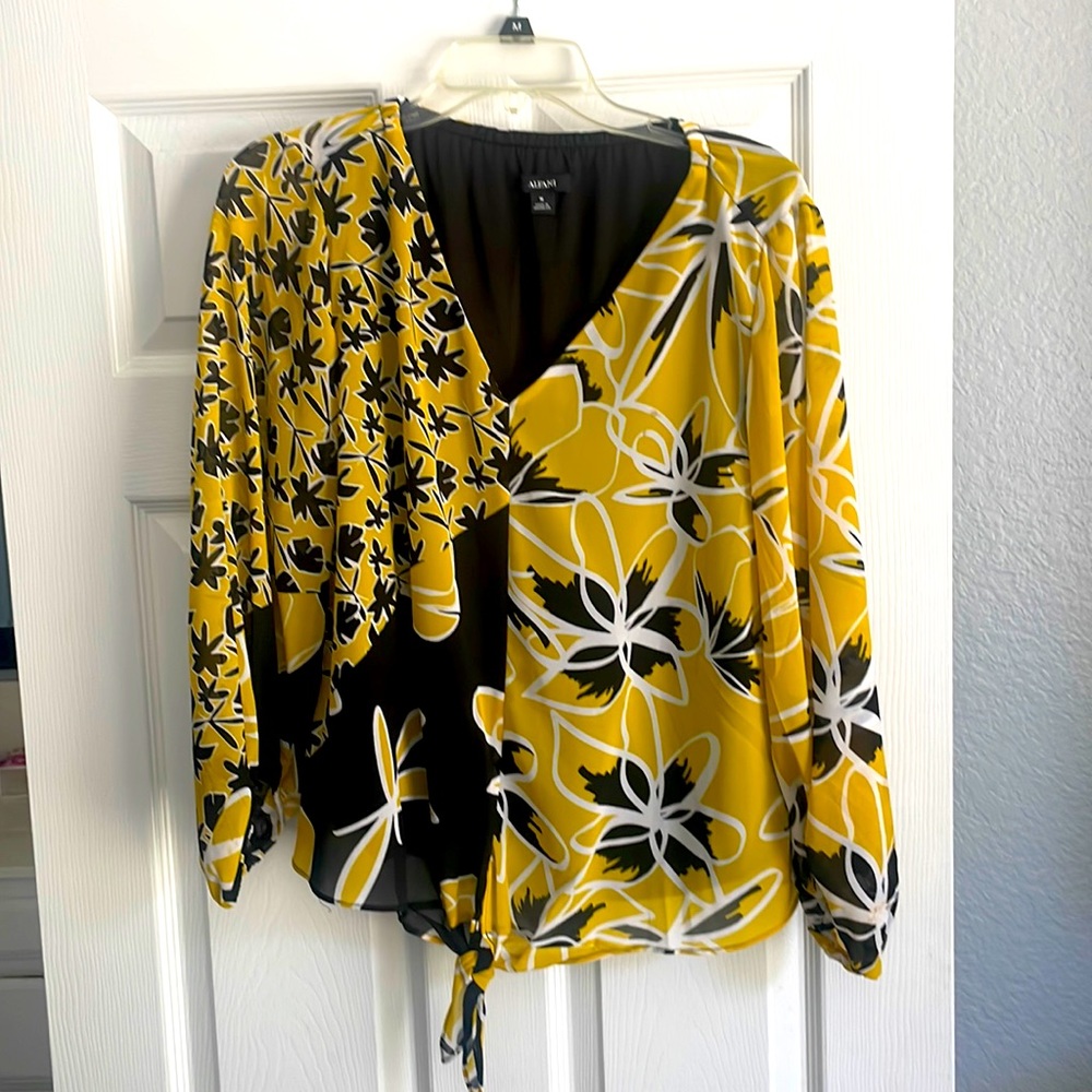Cute business casual top made by Alfani.